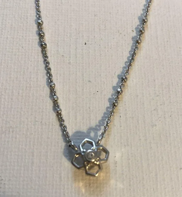 Kendra Scott flower pendant silver necklace - Image 3