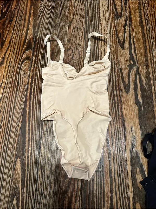 SKIMS NWOT Light Beige Seamless Sculpting Thong Bodysuit size medium - Image 2