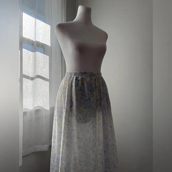 Vintage ‘80s TanJay by Nygard White Floral Print Elastic Waist Midi Skirt - Image 4