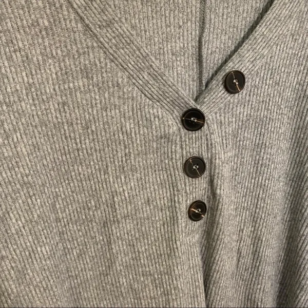 Cable & Gauge‎ Women's Size Small V-Neck Pullover Sweater Gray Ribbed Buttons - Image 6