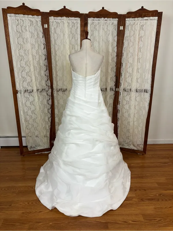 David's Bridal Gorgeous Galina Signature Strapless Organza Wedding Gown - Image 4