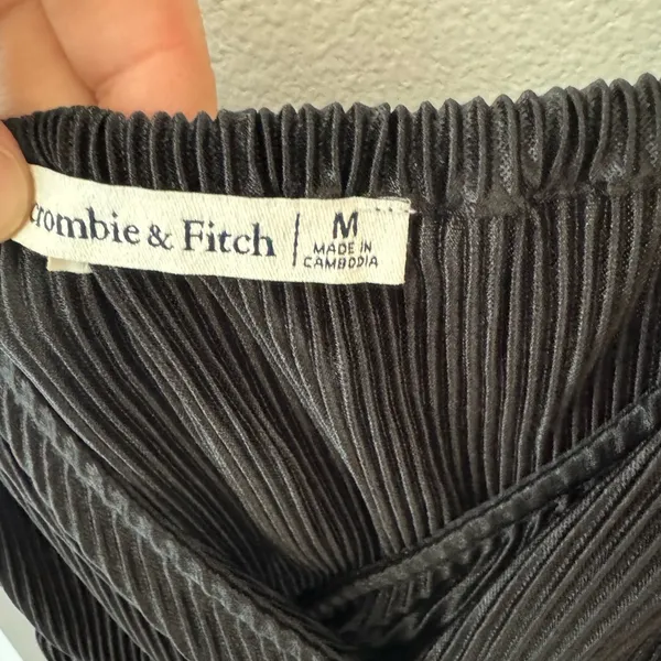 Abercrombie • • NWOT Women’s Black Dressy Tank Medium - Image 3