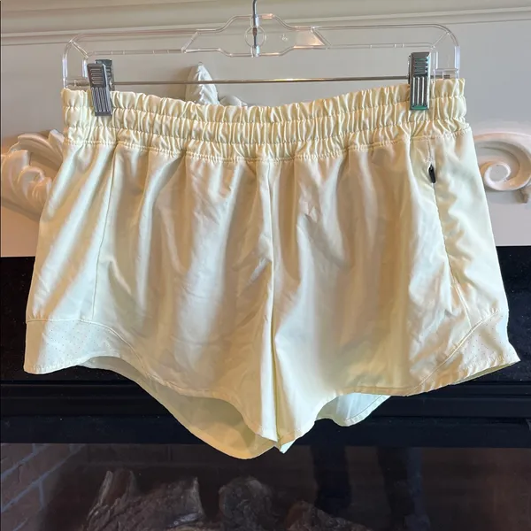 Athletic Shorts Pastel Yellow Size M - Image 8