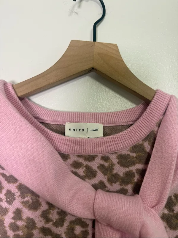 Entro Sleeveless Leopard Top with Scarf Detail - Image 3