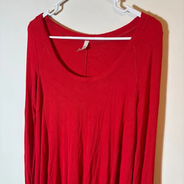 Free People Red Ribbed Knit Long Sleeve Top‎ High Low Hem Size Small - Image 2