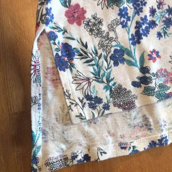 Philosophy Spring or summer airy floral V neck cotton Tee - Image 7
