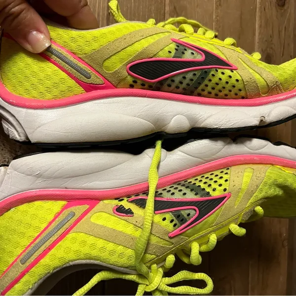Brooks cadence neon yellow running shoes size 8 bg - Image 9