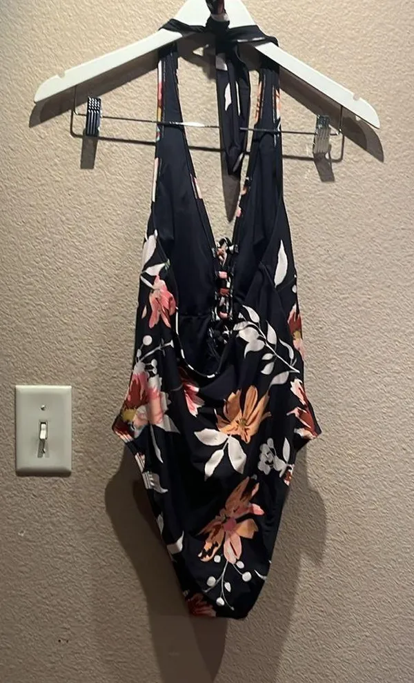 New Cupshe Women’s Halter Style One Piece Lace Up Floral Swimsuit Medium NWT - Image 5
