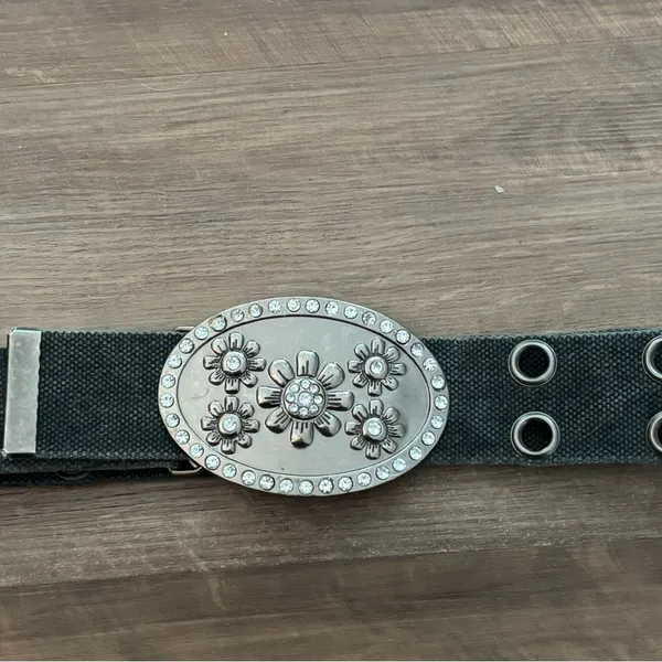 - Gray belt with metal flower and stone detail buckle y2k - Image 2