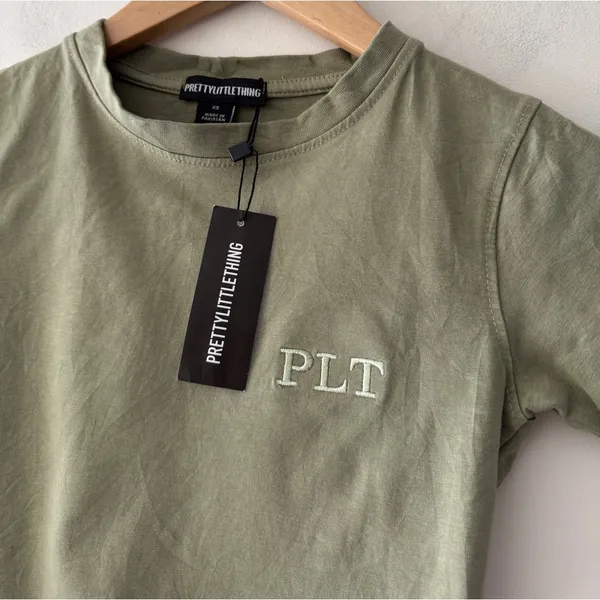 NEW!! PrettyLittleThing Washed Olive Green Embroidered Logo Fitted‎ Cropped Tee - Image 7