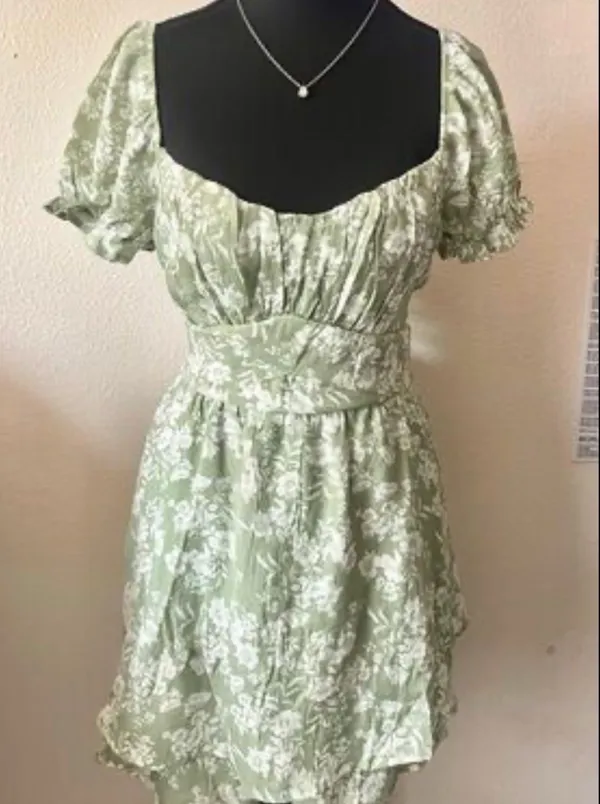 Francesca’s Green Floral Romper - Image 3
