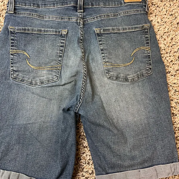Women Levi’s mid rise Bermuda shorts - Image 4