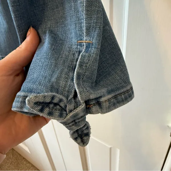Levi’s Lightwash Bow Hem Jeans Size 6 or 28” - Image 5