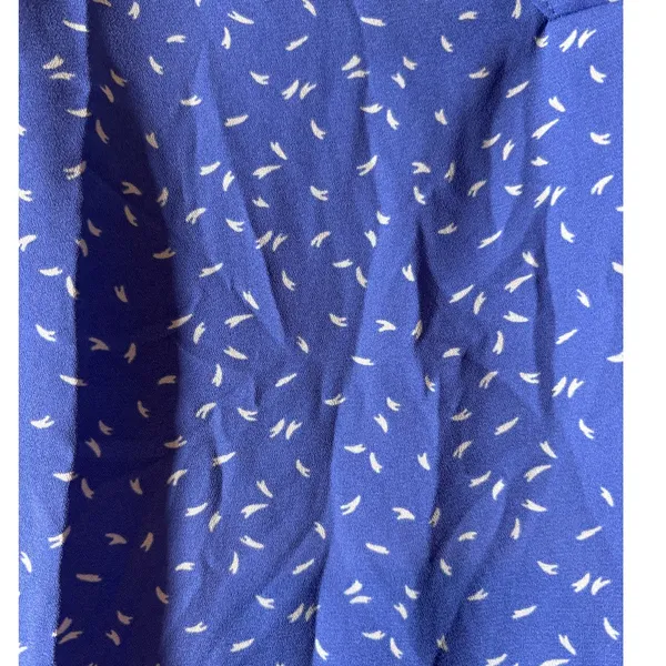 Ann Taylor Factory Size S Blue Micro Leaf/Feather Pattern V-Neck Cap Sleeve Top - Image 2