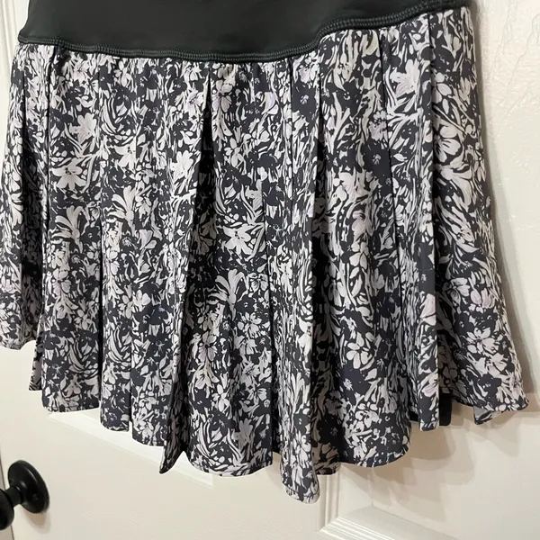 Aerie Offline Real‎ Me Gray Floral Skort S - Image 4