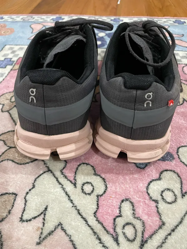 On Cloud Running Shoes Women’s Black pink 9.5 - Image 5