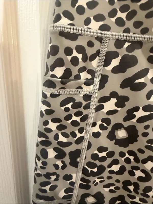 Grey Leopard Print High-Waisted Athletic Biker Shorts with Pockets - Image 4