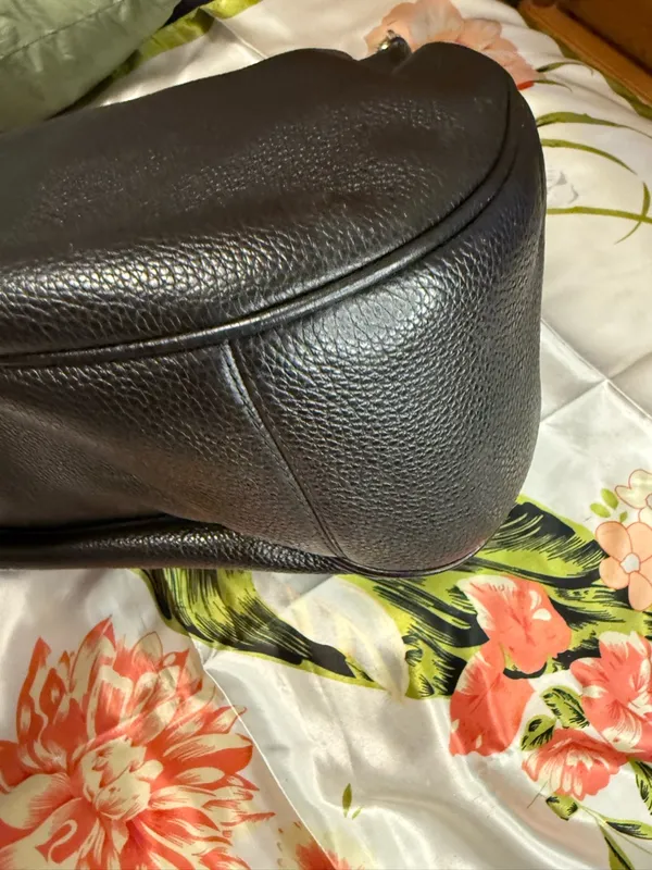Coach Black Leather Shoulder Bag with Gold Hardware - Image 4
