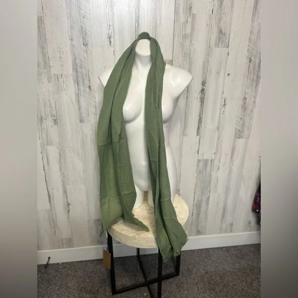 Steve Madden Olive Green Oversized Fringe Scarf – Soft Acrylic Winter Wrap NWT - Image 2