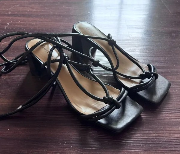 Black wrap up heels Size 9 - Image 3