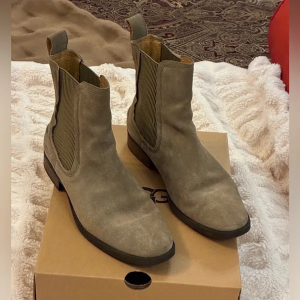 UGG Women’s Olive Green Chelsea Boots - Image 9