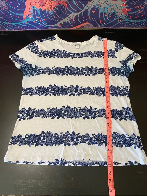 Old Navy White Tee with Blue Logo Tag - Image 7