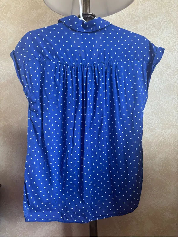 Old Navy Blue Polka Dot Front Botton Cap Sleeve Blouse - Size: medium - Image 3