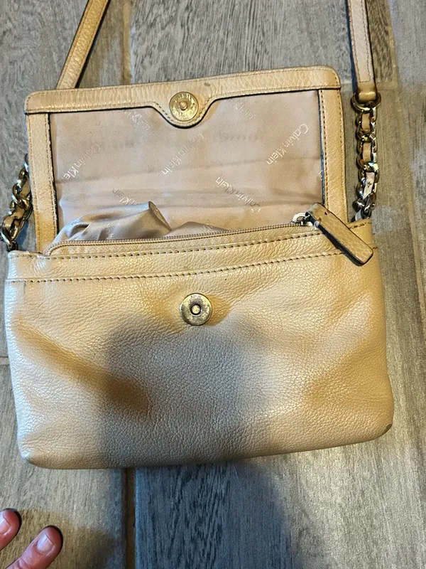 Calvin Klein Cream Leather Crossbody Bag with adjustable strap - Image 4