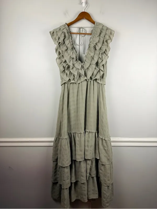 Storia sage green ruffle maxi dress size medium - Image 3