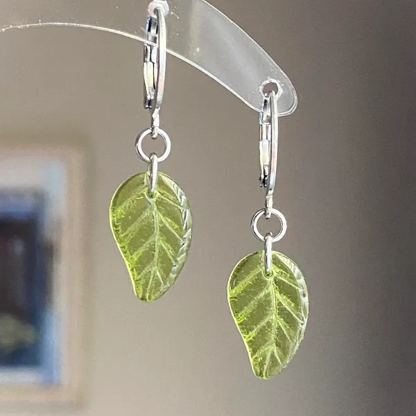 Handmade fairy forest vintage retro aesthetic style simple Czech glass leaf dangle earrings🍃💚 - Image 4