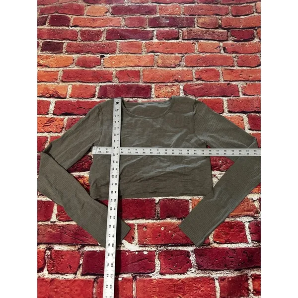 Lululemon ribbed long sleeved cropped - Image 3
