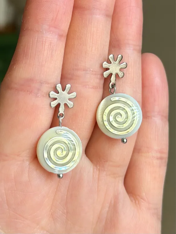 Handmade boho vintage grunge funky whimsical style swirl shell beads earrings🌀 - Image 3