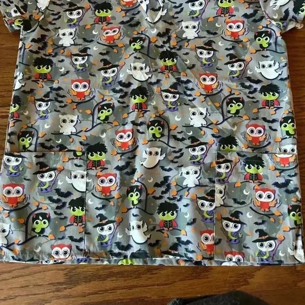 Halloween V-neck Scrub Top Owls Bats Witches Two Pockets Size Medium Medical Vet - Image 4