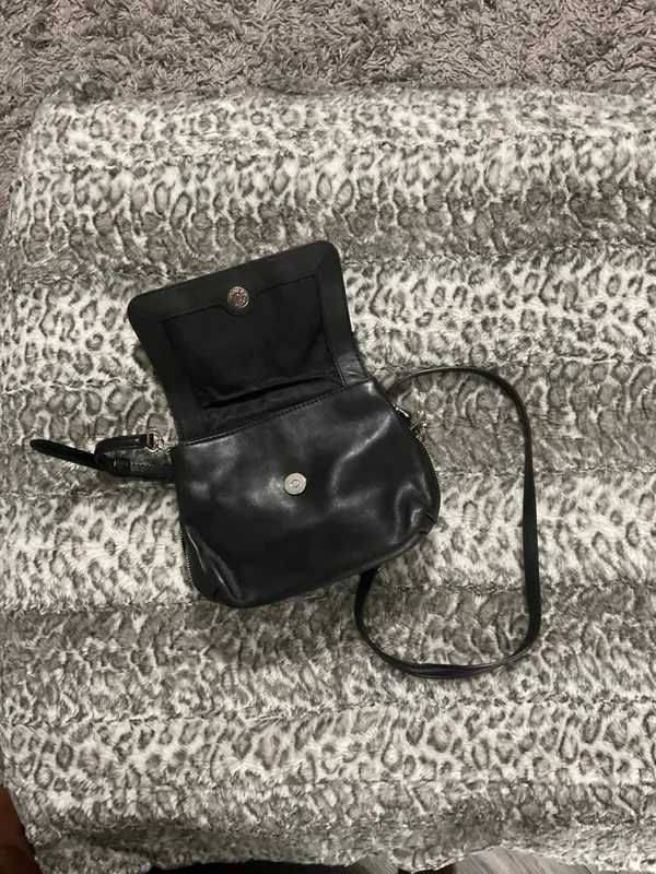 Small black Michael Kors purse - Image 7