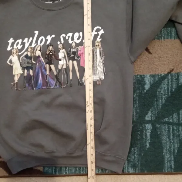 Taylor Swift Eras Sweatshirt -folklore Era RARE Womens Medium - Image 7