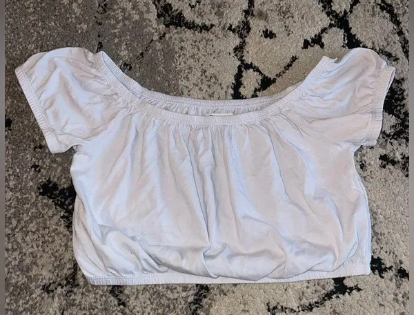 ⚠️SOLD⚠️Off the shoulder crop top - Image 2