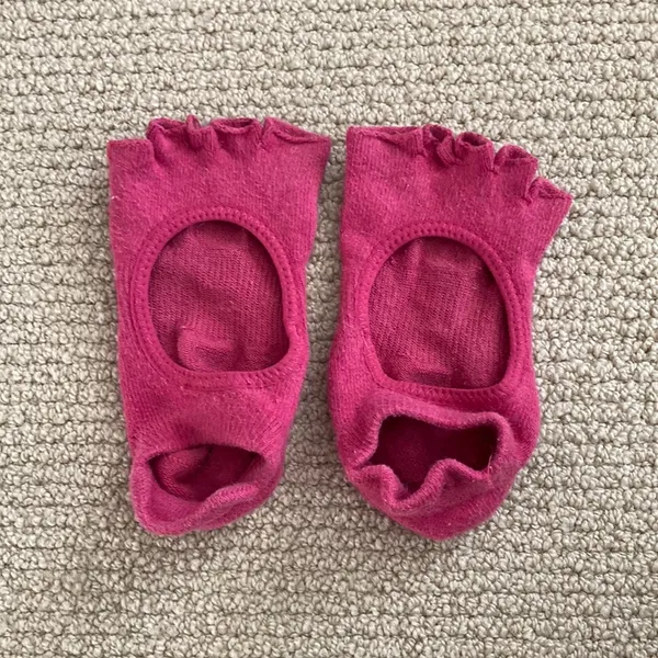 Toesox Half Toe Bellarina Grip Socks Size Medium Dark Pink Barre Pilates EUC - Image 4