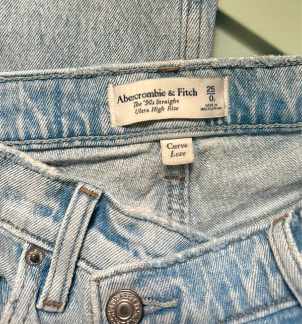 Abercrombie Ultra High-Rise 90s Straight Jeans Curve Love - Image 4