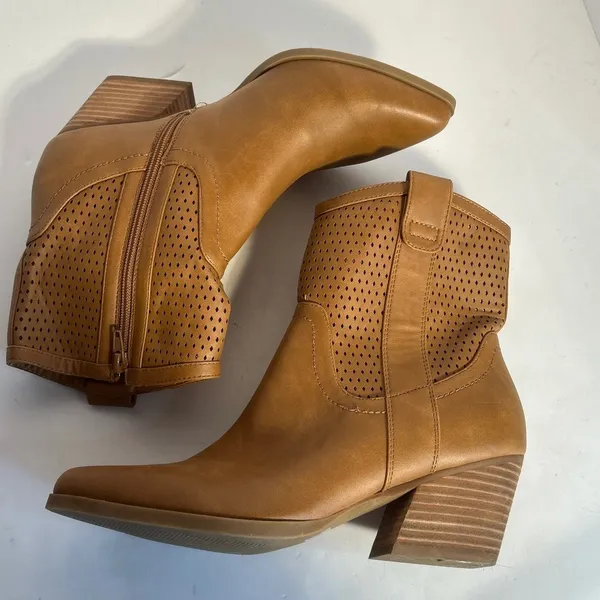 Dolce Vita Kirby Tan Perforated Ankle Boots Women's Size 9 Stacked Heel‎ - Image 8