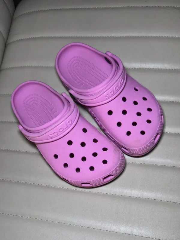 CROCS Womens 7 Clogs in Bright Pink - Image 2