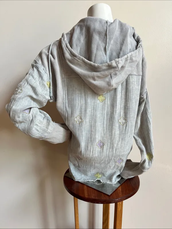 Mystree Light Gray Waffle-Knit Hooded Button Shirt floral detail removable hood - Image 4