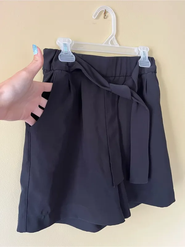 lululemon Noir Short 5.5 Black High-Waist with Tie - Image 4