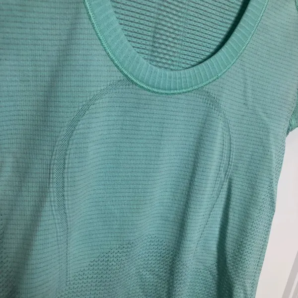 Women's lululemon Mint Green size two swiftly tech tshirt - Image 2