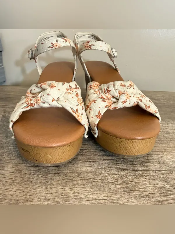 Universal Thread Faux Wood Clog Sandals Women’s Size 9.5 Floral Buckle Boho - Image 7