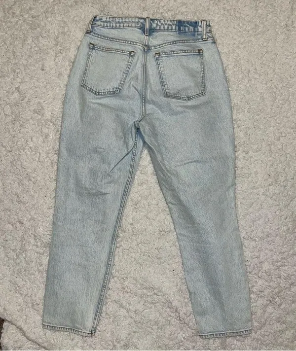 Abercrombie and Fitch Curve Love Light Wash The Mom High Rise Jean size 8 / 29 - Image 6