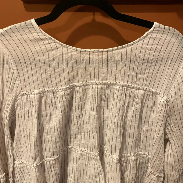 Euc Long Sleeve White Flowy Striped Top Size Large - Image 2