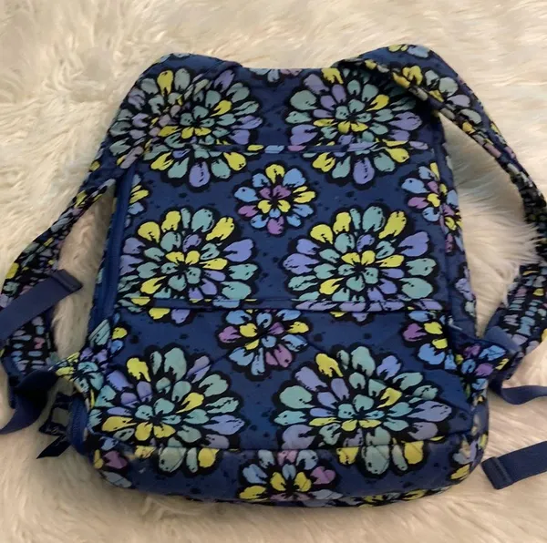 Vera Bradley Big Backpack outside condition excellent but inside have one rip - Image 4