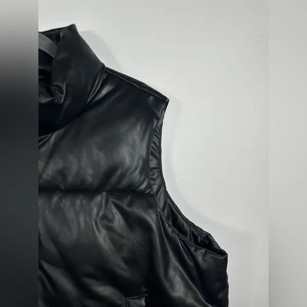Old Navy Faux Leather Puffer Vest Women’s XL Black Sleeveless Quilted‎ Jacket - Image 4