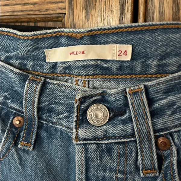 Levi's Premium Wedgie Straight leg medium wash denim jeans women’s size 24‎ - Image 4