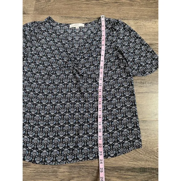 EUC Womens LOFT Blouse Short Sleeve V-neck Lightweight Size‎ XS - Image 4